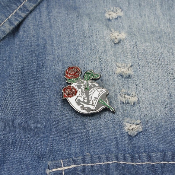 Skull & Roses Enamel Pin - Picture 1 of 5